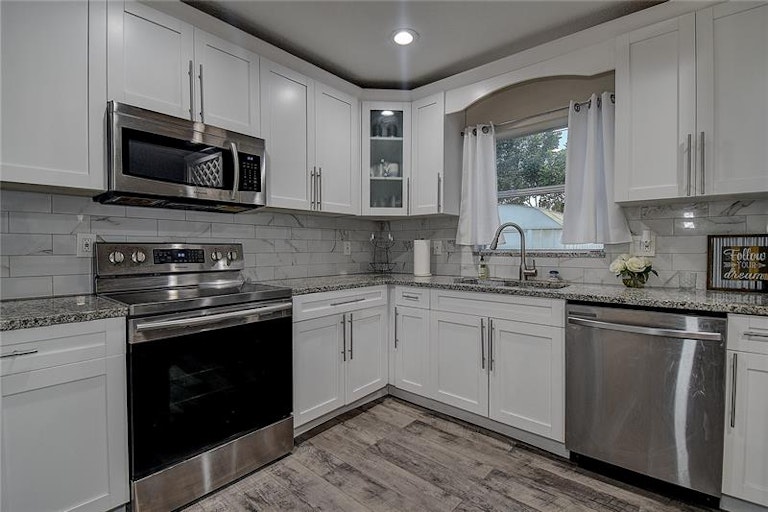 Photo 9 of 25 - 1625 Madrid Dr, Largo, FL 33778