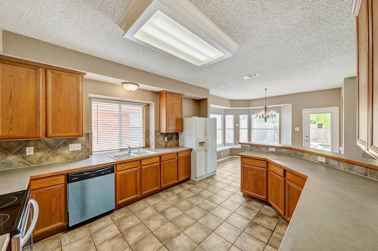Photo 7 of 33 - 5532 Monthaven Dr, Fort Worth, TX 76137