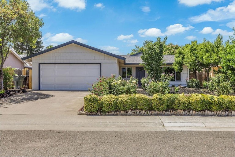 Photo 3 of 38 - 9224 Agena Ct, Sacramento, CA 95826
