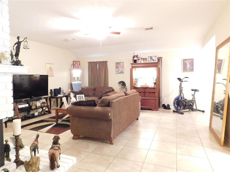 Photo 10 of 25 - 3910 Spring Meadow Dr, Pearland, TX 77584