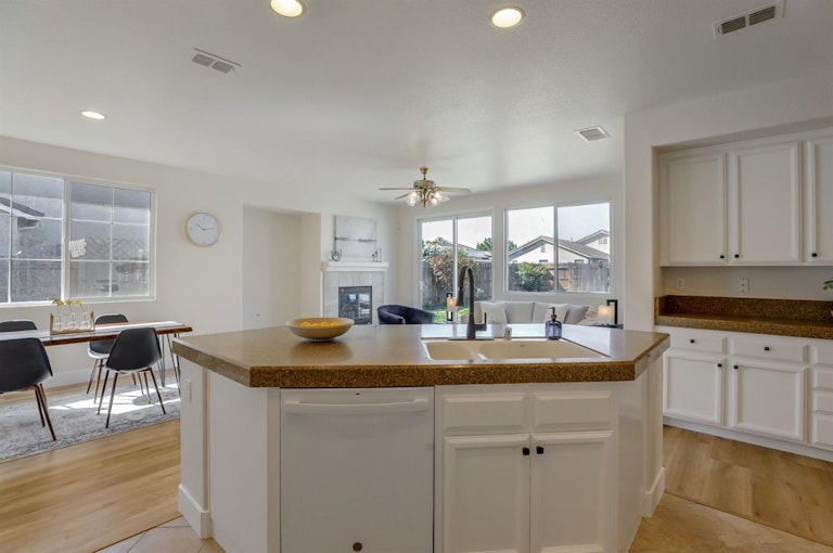 Photo 10 of 39 - 1175 Bronco Dr, Plumas Lake, CA 95961
