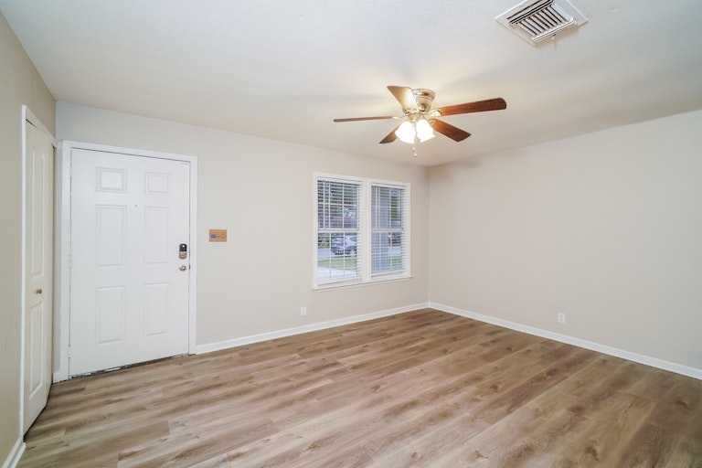 Photo 12 of 25 - 7115 Glen Trl, San Antonio, TX 78239