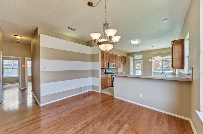 Photo 5 of 28 - 8755 Saranac Trl, Fort Worth, TX 76118