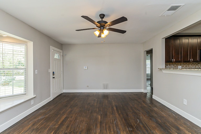 Photo 15 of 21 - 2812 E Ln, Fort Worth, TX 76116
