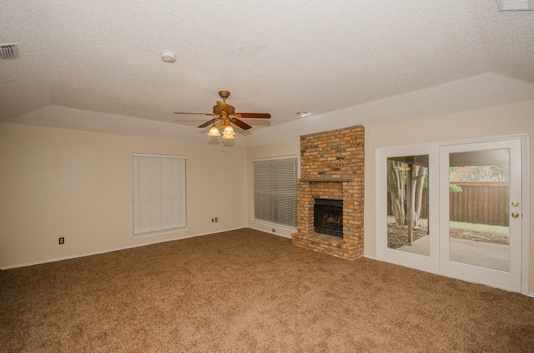 Photo 2 of 18 - 828 Baxter Dr, Plano, TX 75025