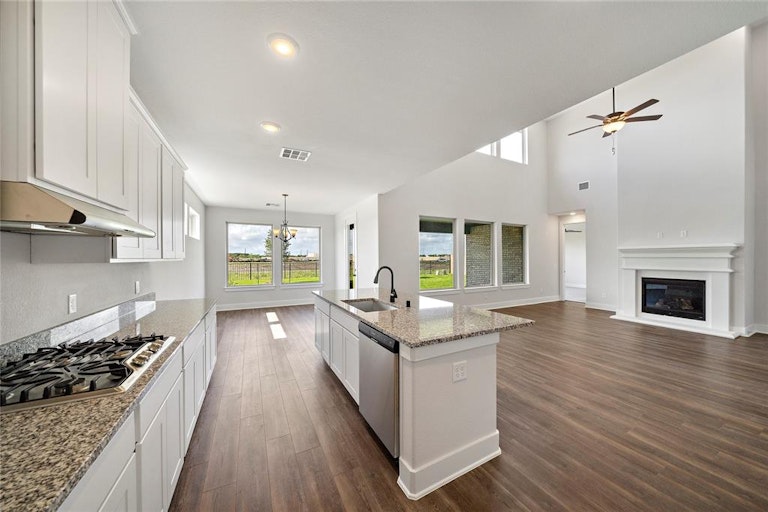 Photo 10 of 35 - 1610 Sequoia Run Dr, Rosharon, TX 77583