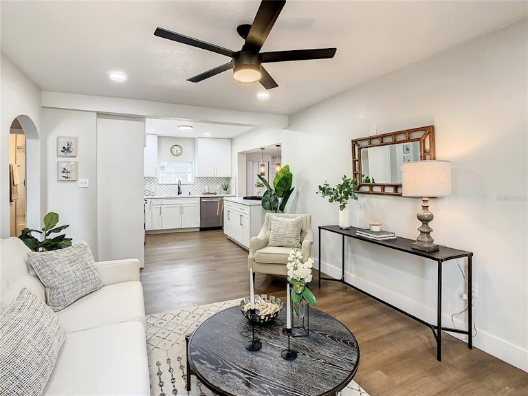 Photo 7 of 26 - 420 40th St S, Saint Petersburg, FL 33711