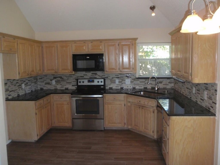 Photo 10 of 23 - 333 NE Alsbury Blvd, Burleson, TX 76028