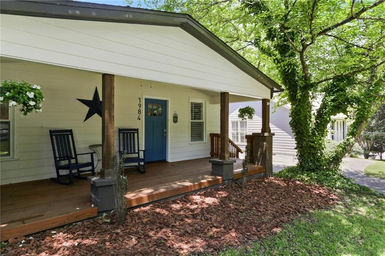 Photo 2 of 26 - 1984 Woodland Hills Ave NW, Atlanta, GA 30318