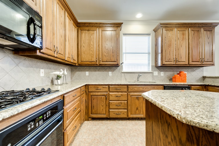 Photo 10 of 33 - 2208 Fairfax Trl, Denton, TX 76205
