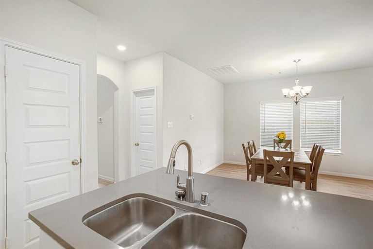 Photo 11 of 31 - 227 Murrieta Ln, Rosharon, TX 77583