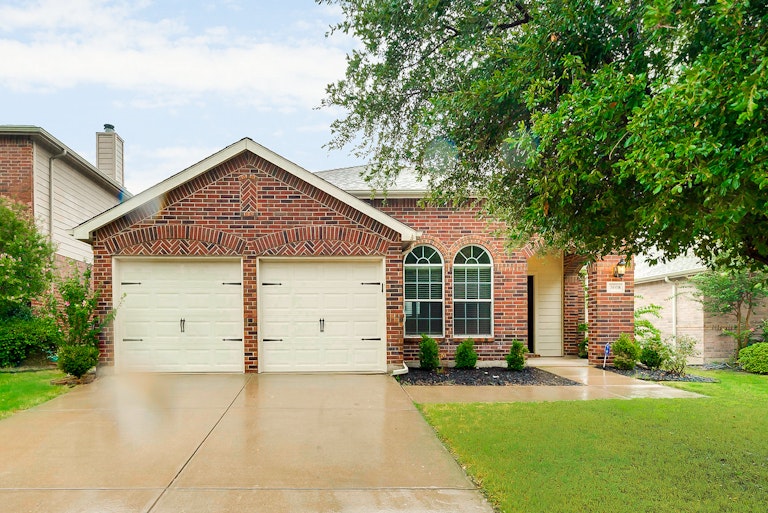 Photo 1 of 26 - 3608 Bandera Ranch Rd, Roanoke, TX 76262