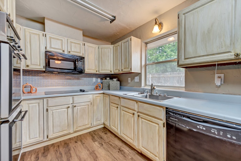 Photo 2 of 34 - 2714 Whispering Trail Cir, Pantego, TX 76013