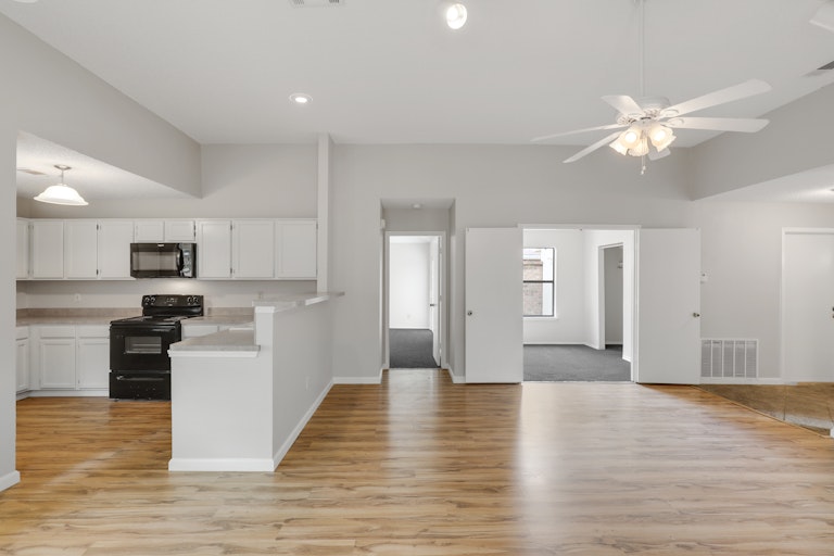 Photo 4 of 25 - 401 Angelina Dr, Arlington, TX 76018