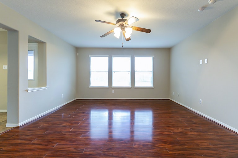 Photo 13 of 29 - 5405 Lilac Grove Ln, Rosharon, TX 77583