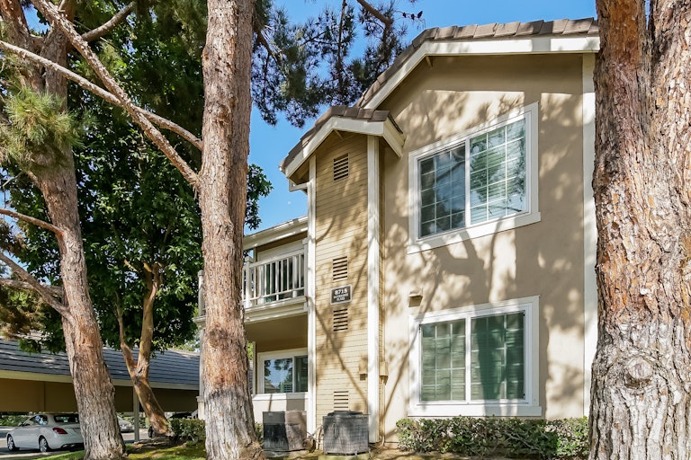 Photo 1 of 27 - 8715 Weybridge Pl Unit L, Inglewood, CA 90305