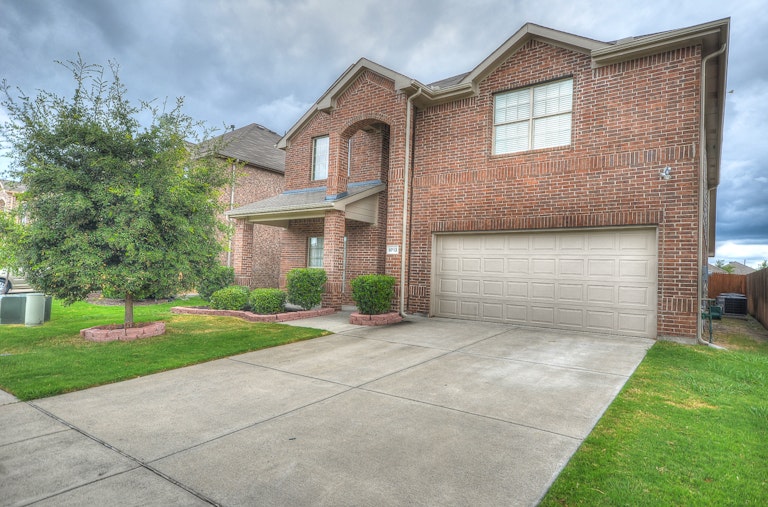 Photo 5 of 44 - 9713 Mulligan Dr, McKinney, TX 75072