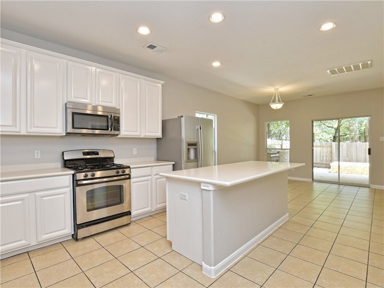 Photo 12 of 40 - 2116 Amur Dr, Austin, TX 78745