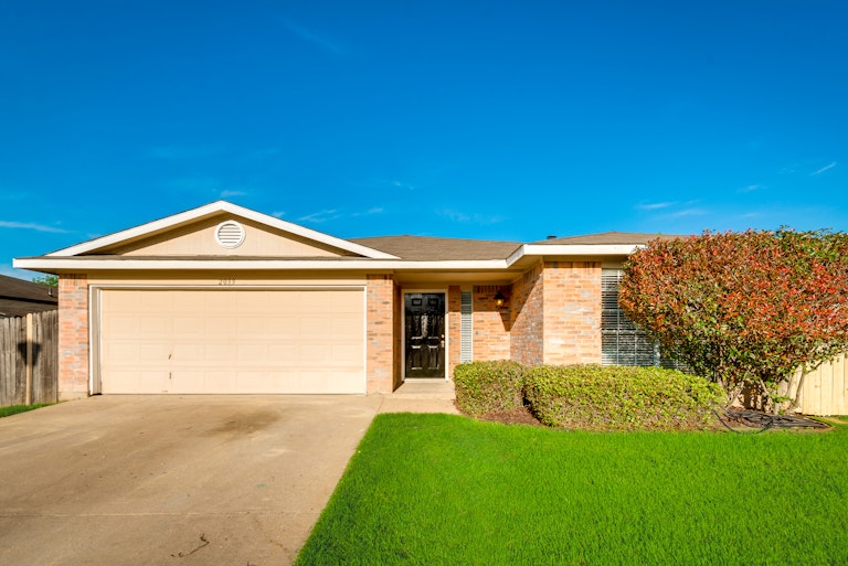 Photo 1 of 28 - 2039 Angelica Way, Dallas, TX 75217