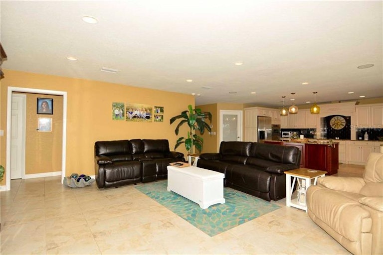 Photo 5 of 25 - 6338 Wisteria Ln, Apollo Beach, FL 33572