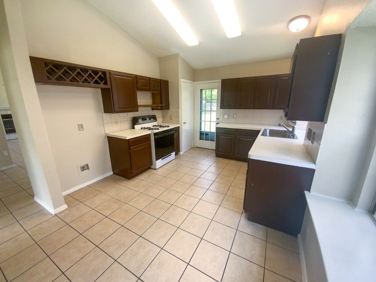Photo 4 of 22 - 1014 Mountain View Dr, Pflugerville, TX 78660