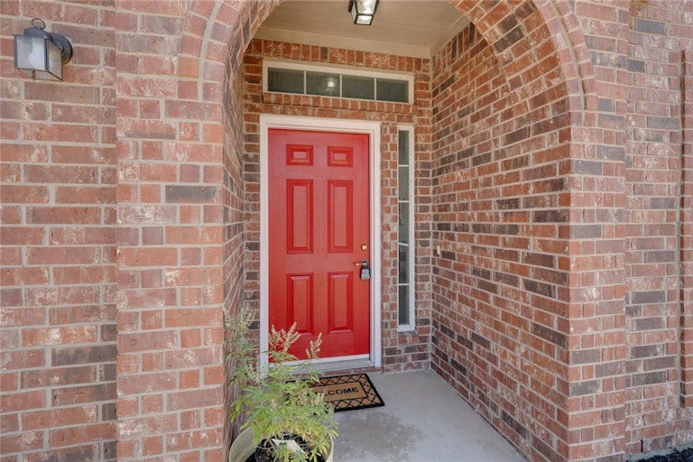 Photo 3 of 25 - 9873 Sparrow Hawk Ln, Fort Worth, TX 76108