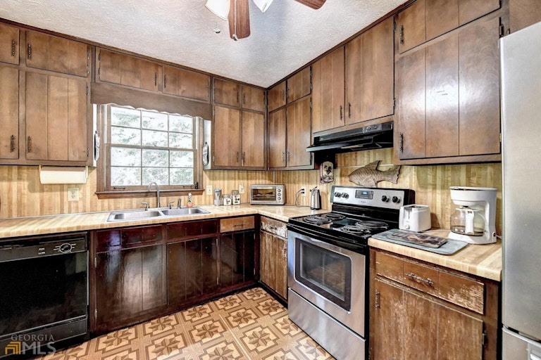 Photo 5 of 39 - 3371 San Antonio Dr, Snellville, GA 30039