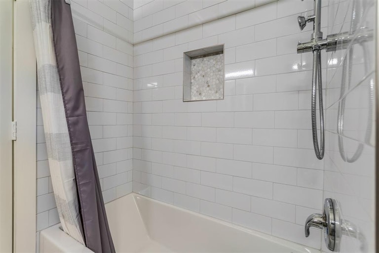 Photo 21 of 38 - 405 N Bradley St, McKinney, TX 75069