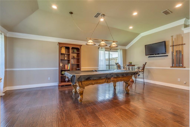 Photo 11 of 40 - 6841 Beverly Glen Dr, Fort Worth, TX 76132