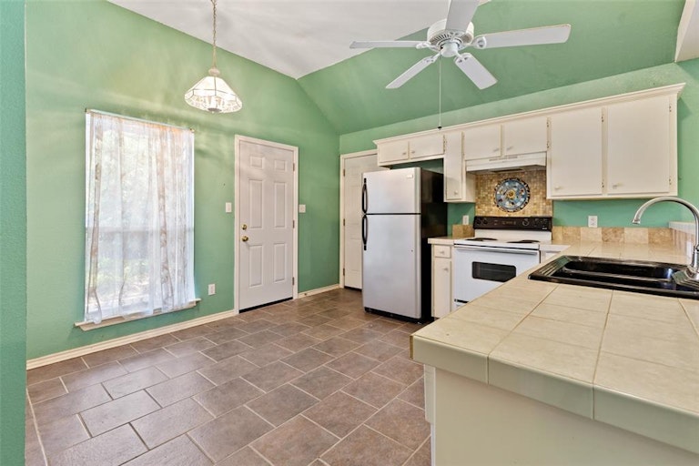 Photo 9 of 26 - 405 Crowe Dr, Euless, TX 76040