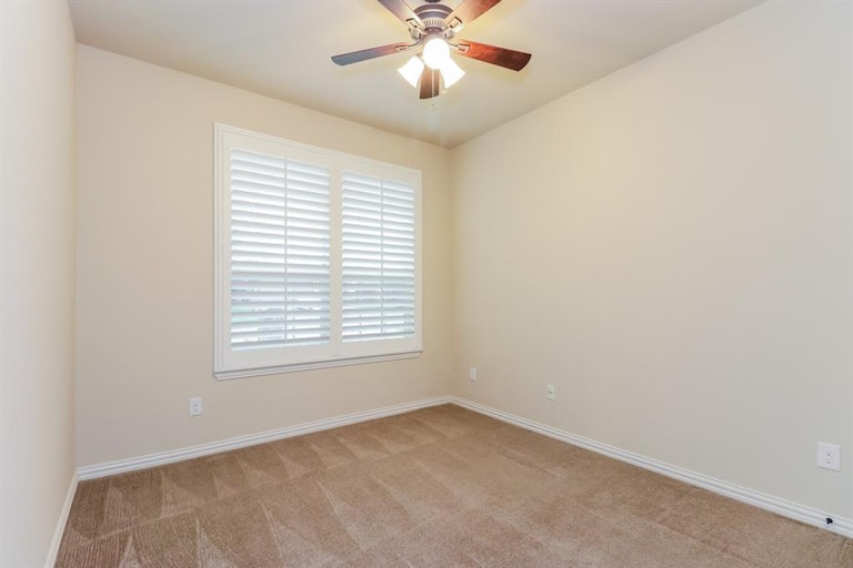 Photo 12 of 25 - 1629 Signature Dr, Weatherford, TX 76087