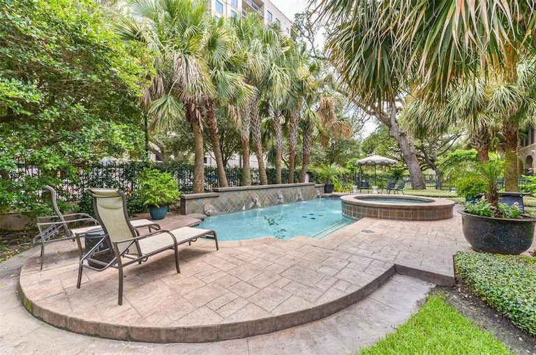 Photo 30 of 44 - 2700 Albany St #3B, Houston, TX 77006