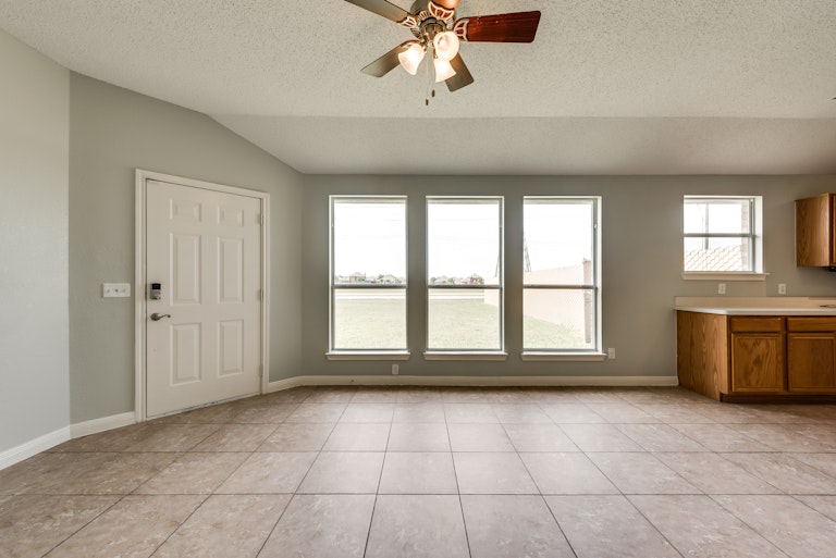 Photo 3 of 32 - 203 Piccadilly Cir, Wylie, TX 75098