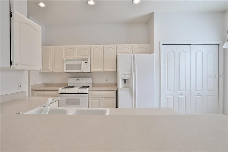 Photo 4 of 25 - 7021 Monarch Park Dr, Apollo Beach, FL 33572
