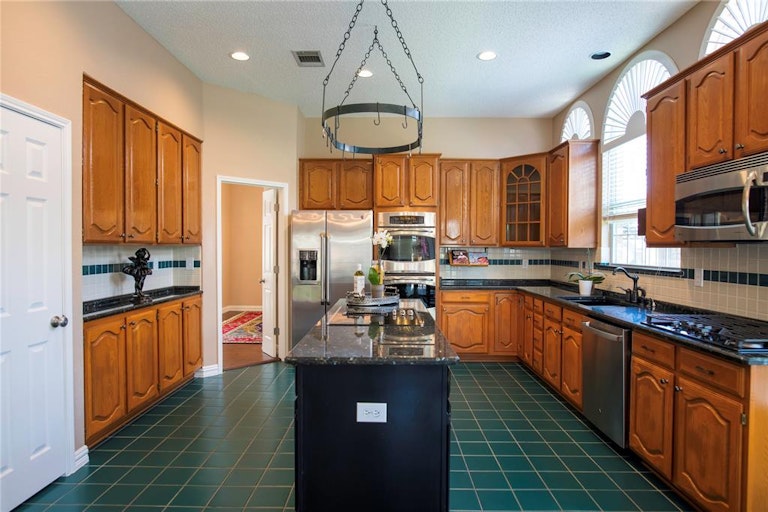 Photo 14 of 40 - 706 Cottonwood Bend Dr, Allen, TX 75002