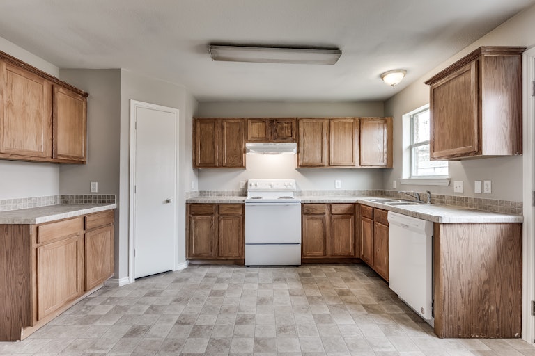 Photo 2 of 24 - 2909 Victorian Forest Dr, Dallas, TX 75227