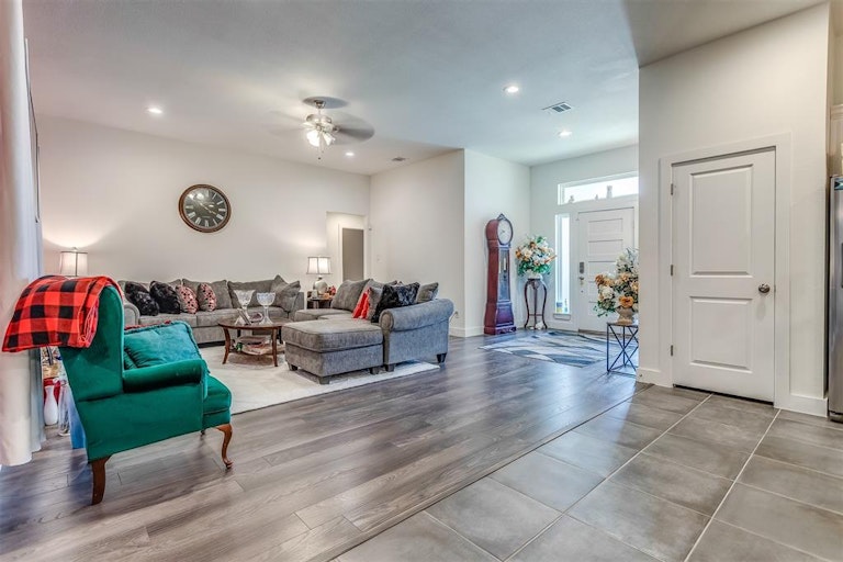 Photo 4 of 35 - 1201 Roan Dr, Lancaster, TX 75134