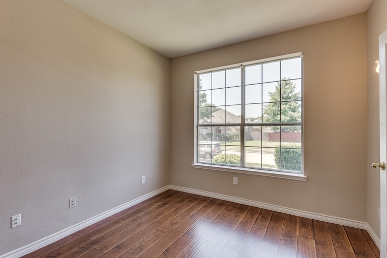Photo 8 of 33 - 3205 Grenada Dr, Plano, TX 75074