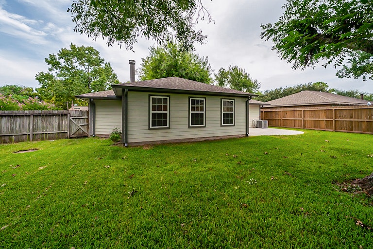 Photo 31 of 32 - 105 Greenshire Dr, League City, TX 77573