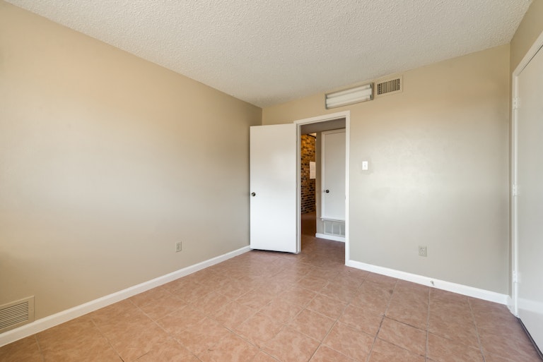 Photo 17 of 28 - 6701 Sunnybank Dr, Fort Worth, TX 76137
