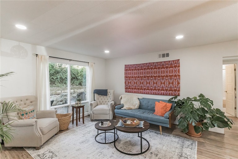 Photo 4 of 16 - 5332 Balcones Dr Unit B, Austin, TX 78731
