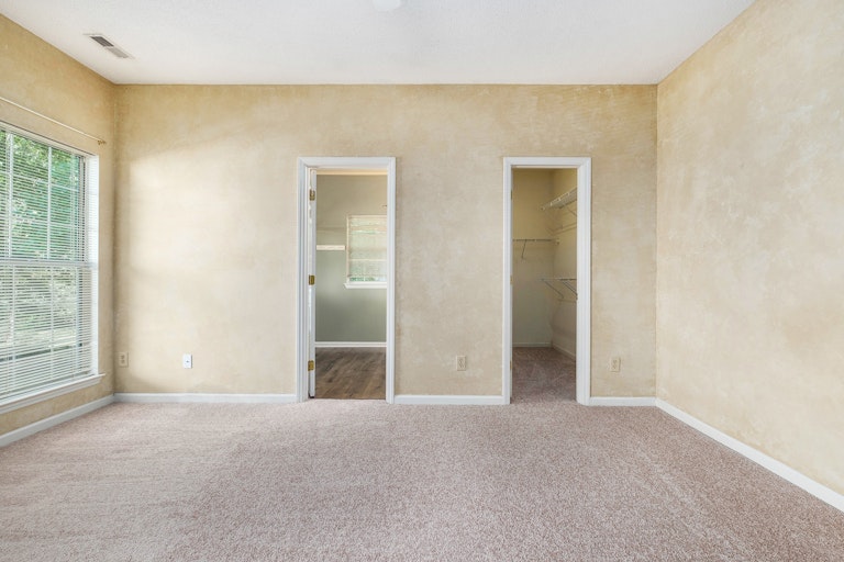 Photo 11 of 17 - 8436 Woodford Bridge Dr, Charlotte, NC 28216