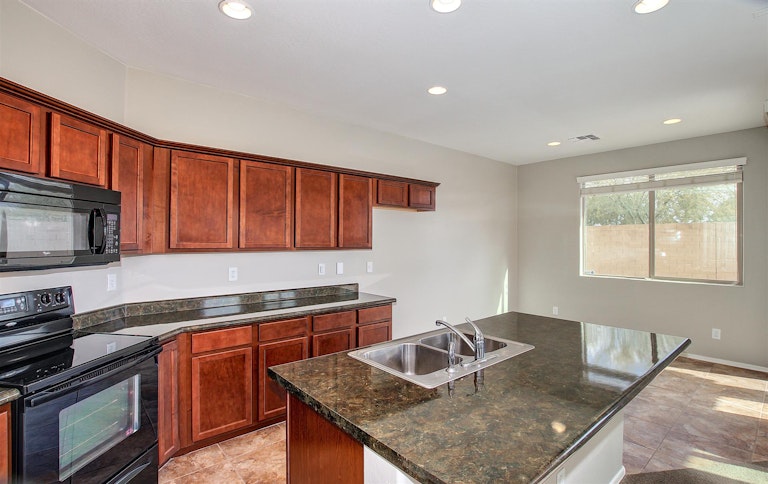 Photo 3 of 28 - 8121 S 23rd Dr, Phoenix, AZ 85041