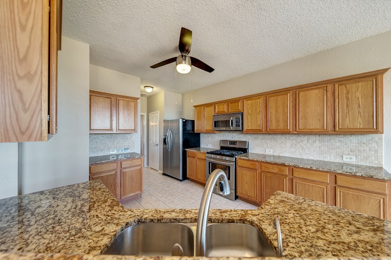 Photo 6 of 34 - 8024 Gila Bend Ln, Fort Worth, TX 76137