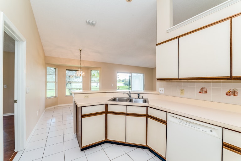 Photo 4 of 24 - 11870 Ottawa Ave, Orlando, FL 32837