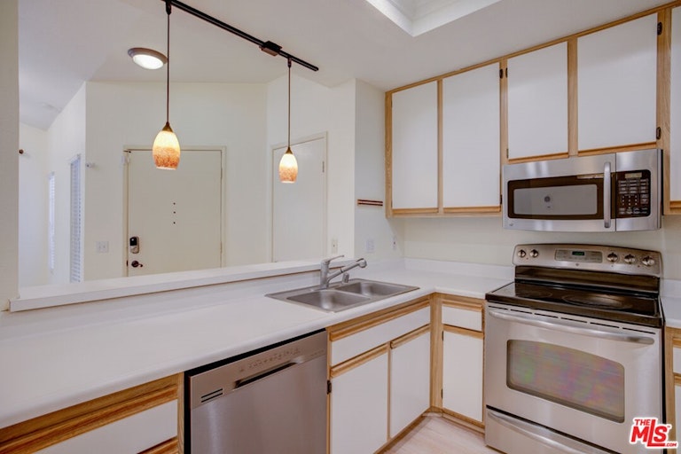 Photo 15 of 23 - 211 Gallery Way, Tustin, CA 92782