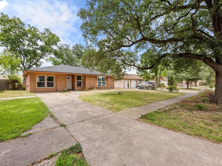 Photo 3 of 22 - 5310 Castlecreek Ln, Houston, TX 77053