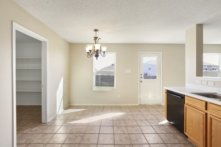 Photo 7 of 30 - 6904 Meadow Way Ln, Fort Worth, TX 76179