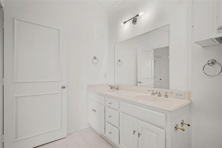 Photo 26 of 35 - 13703 Creekside Pl, Dallas, TX 75240