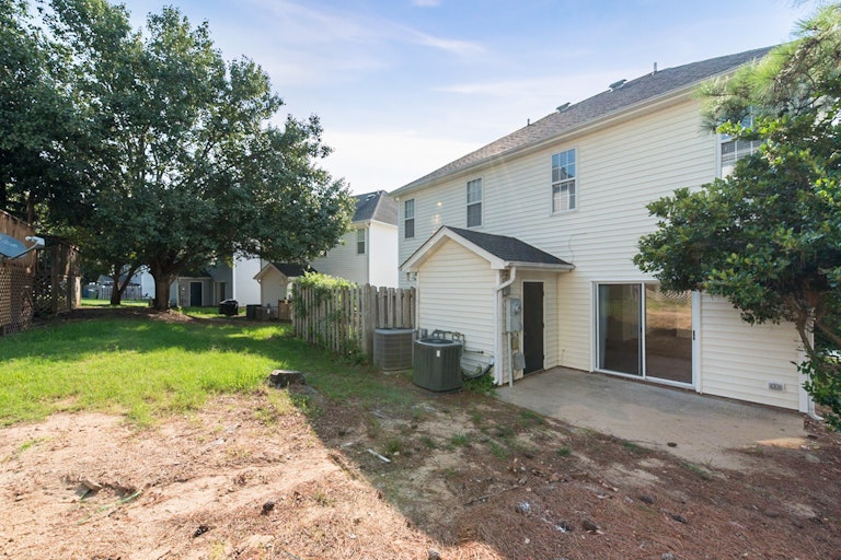 Photo 5 of 16 - 2025 Turtle Point Dr, Raleigh, NC 27604